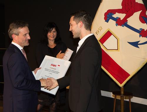 Oberbürgermeister Thomas Geisel (l.) gratulierte dem Erstplatzierten Aleksandar Tomic (r.) zusammen mit Cornelia Zuschke, Beigeordnete für Stadtplanung, Bauen und Wohnen zu seiner herausragenden Idee.